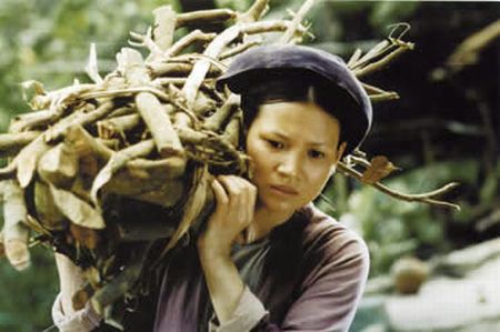 Image: Viet Linh, Me Thao, Once upon a Time (still) (2002)